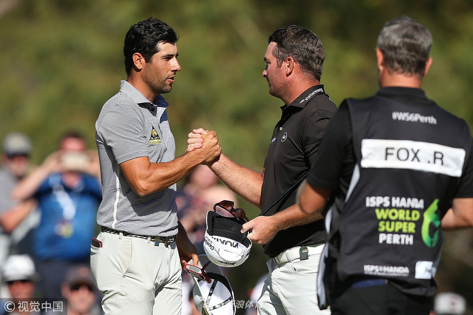 冠军福克斯与亚军奥代吉在颁奖仪式上并肩而立，共同展示奖杯，体现了竞技体育的尊重与友谊。