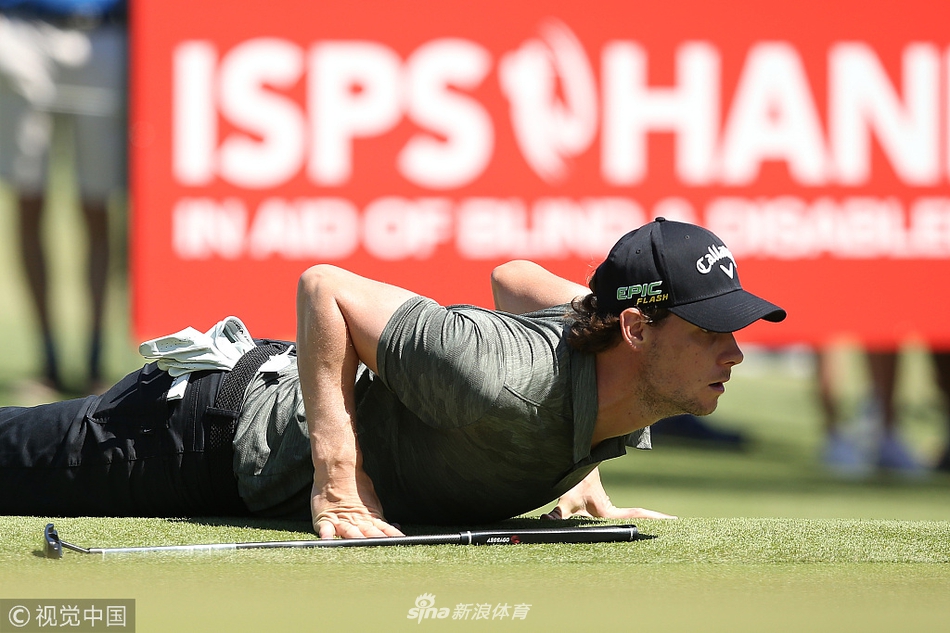 福克斯在决赛中全神贯注地推击，他的眼神坚定，仿佛整个果岭尽在掌控。