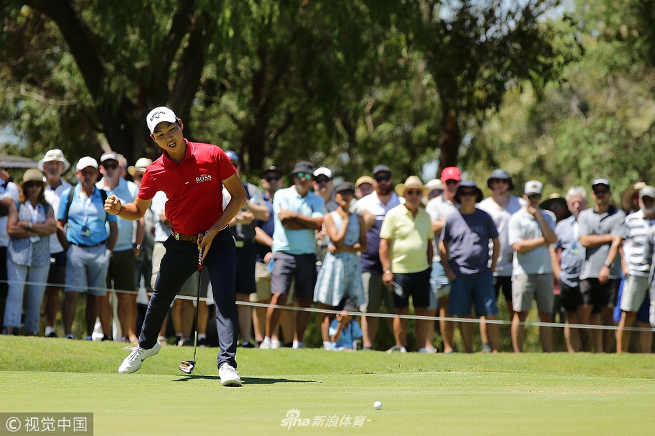 决赛中，对手奥代吉在沙坑中救球，沙砾飞扬，展现了比赛关键时刻的紧张与挑战。