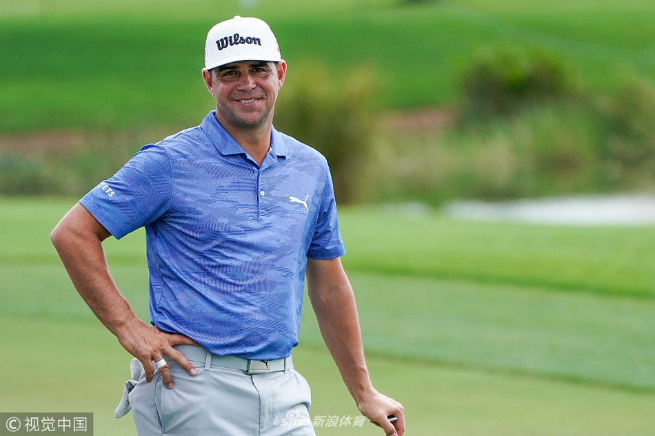 教练与球员并肩而立，手持码数本认真讨论攻果岭策略，展现赛场背后精密的计算与团队协作。