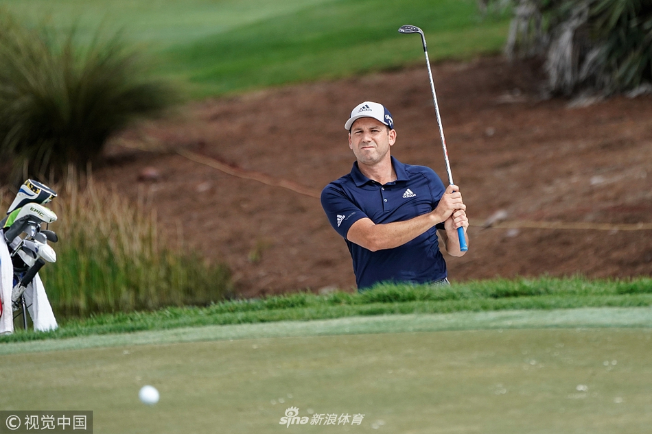 黄昏时分，球员结束练习走向场边，长长的影子投射在草坪上，宁静中孕育着明日激战的波澜。