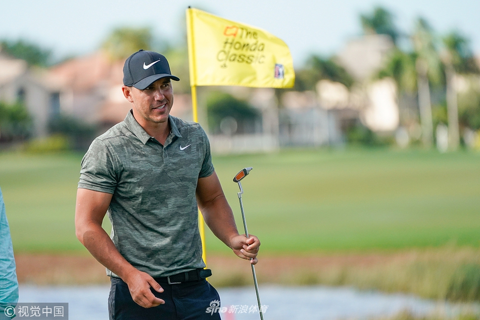 一位球员在沙坑中练习高难度救球，沙砾飞扬，展现高尔夫运动中技巧与力量结合的精妙一刻。