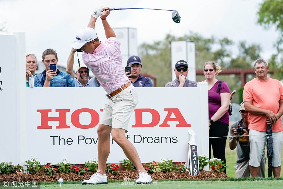 阳光洒在练习场上，球员们成群结队进行热身，氛围既紧张又充满竞技体育的 camaraderie（情谊）。