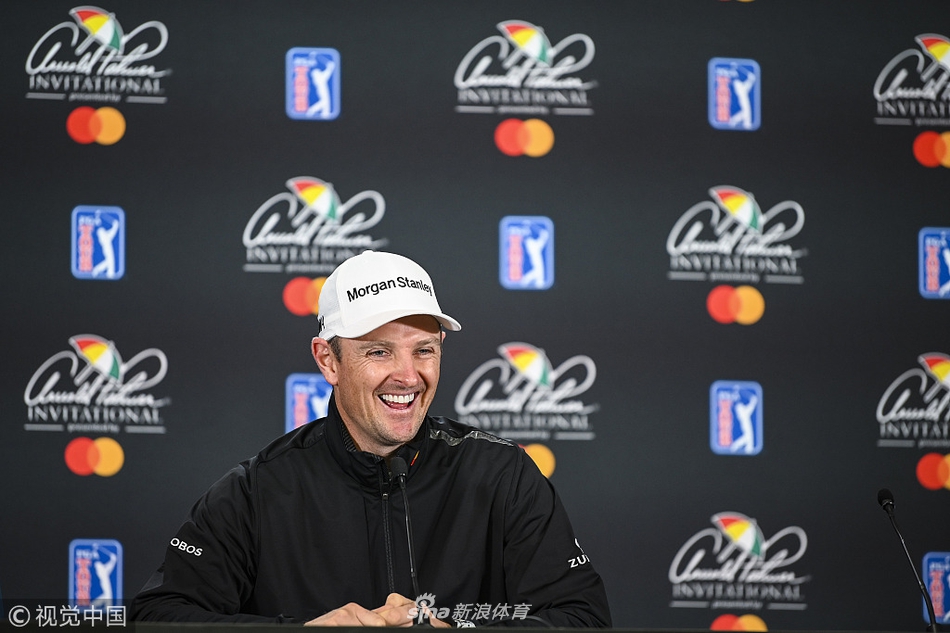 厄尼·埃尔斯在练习日亲切与观众互动，展现传奇球手的谦和风范