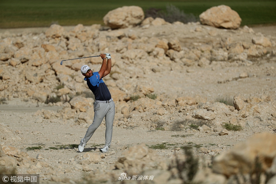 澳大利亚新星李旻宇大力开球，动作流畅充满爆发力，展现出新生代球员的强劲实力。