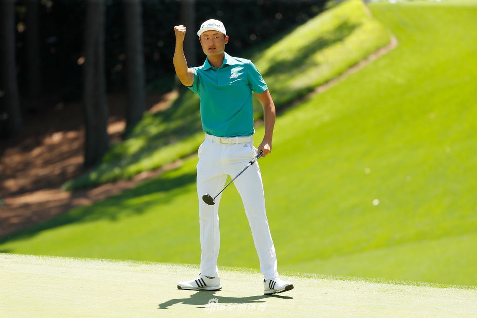 李昊桐与同组球员在发球台交流，气氛融洽，体现了高尔夫的运动精神。