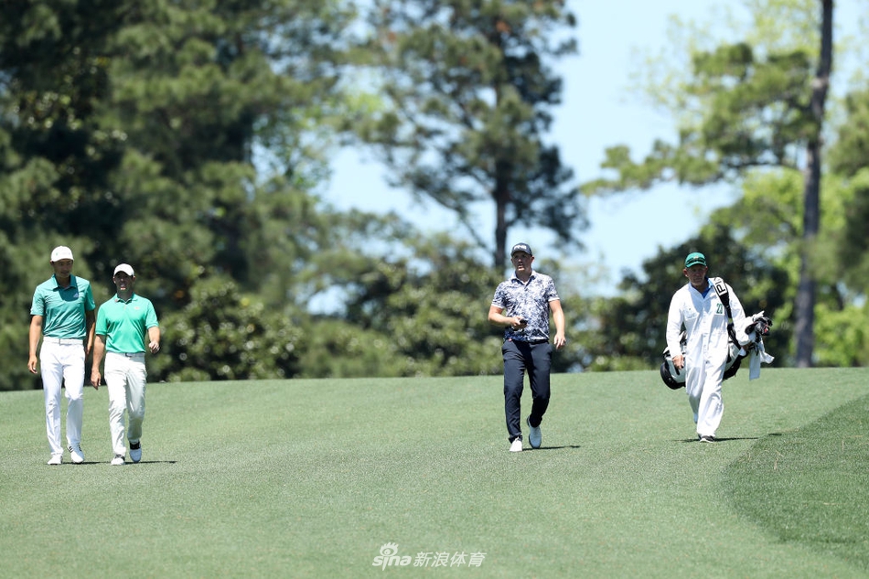 李昊桐在练习果岭上仔细推敲线路，为即将到来的大赛做最后准备。