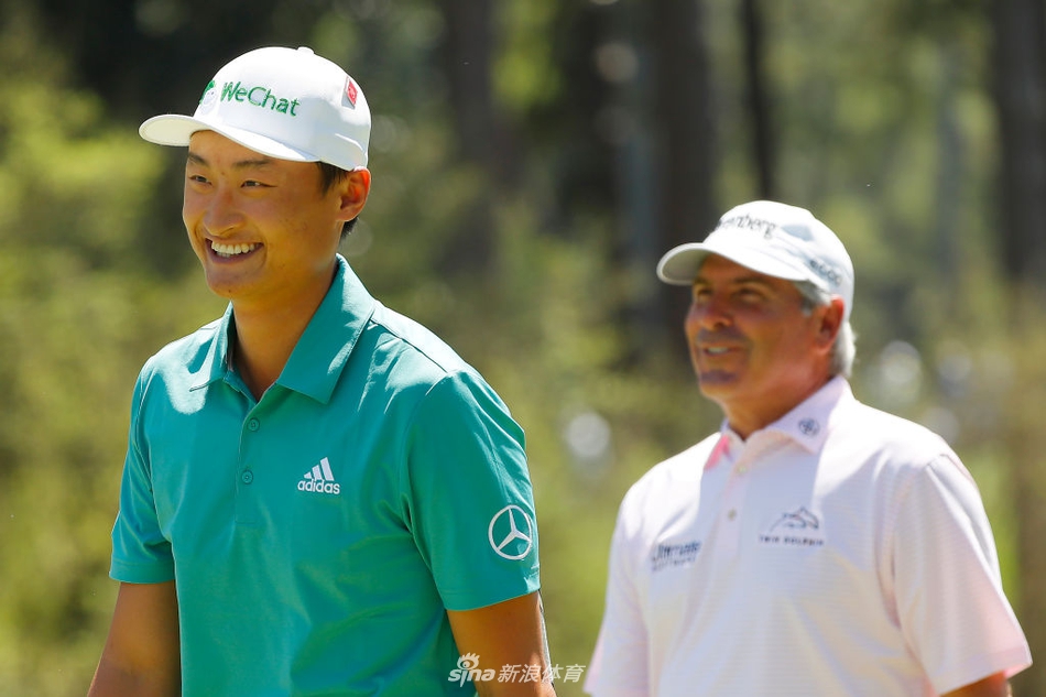 李昊桐在奥古斯塔球道上专注地进行试场，阳光洒在修剪完美的草坪上。