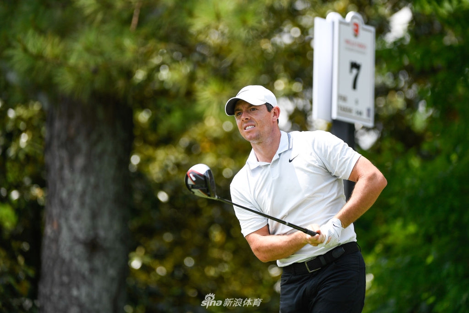 麦克罗伊在惊恐山谷球场上专注地观察果岭线路,目光如炬,身后是严阵以待的观众。