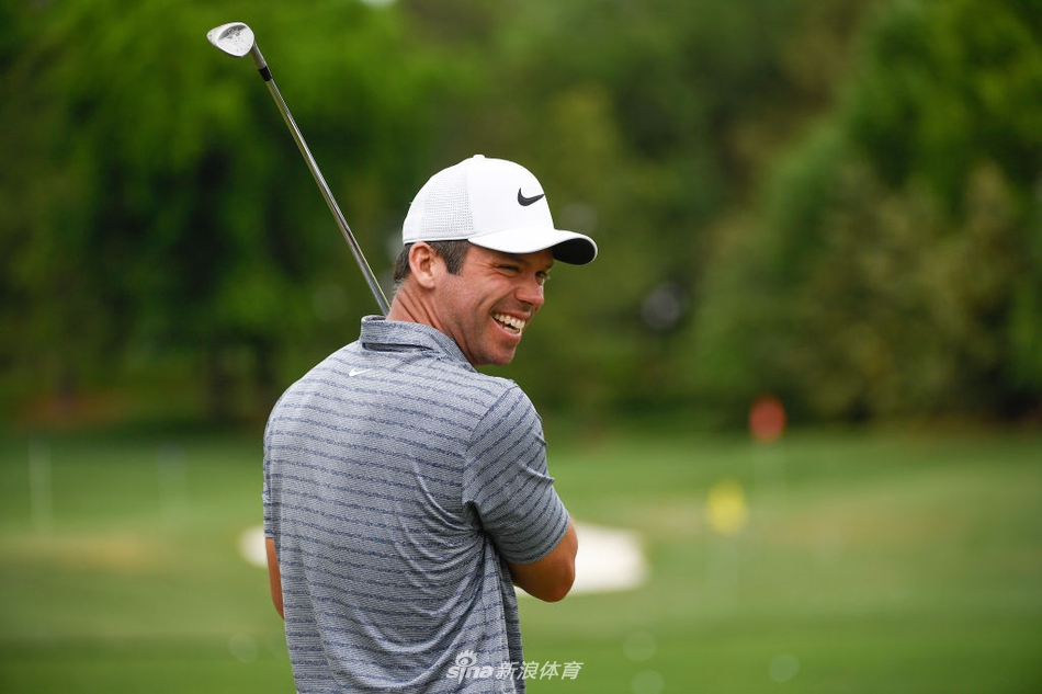 决赛轮开球前,并列领先的杜夫纳与达门在练习场并肩热身,紧张又充满期待的气氛弥漫在空气中。