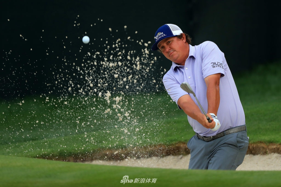 保罗·卡西在开阔的球道上大力开球,动作流畅而充满力量,尽显顶尖球手风范。