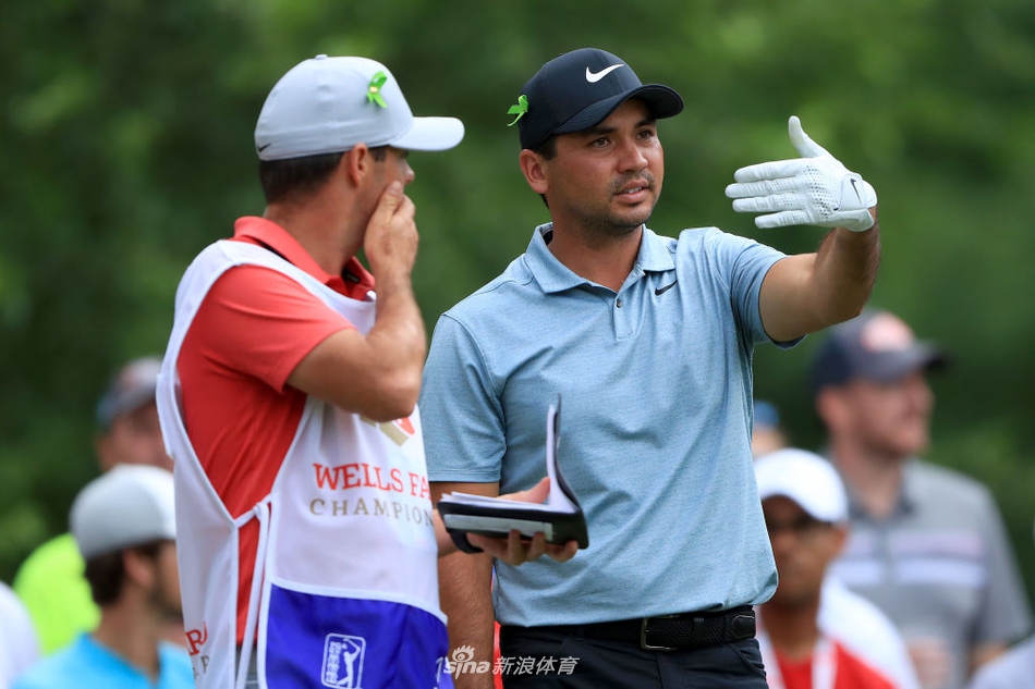 里奇·福勒在沙坑中上演精彩救球,沙粒飞扬瞬间,小球精准飞向果岭旗杆。