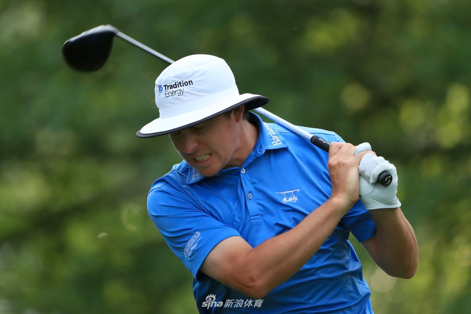 麦克罗伊在练习果岭上沉思,他手握推杆,背影在夕阳下拉长,仿佛在积蓄决赛轮决战的力量。