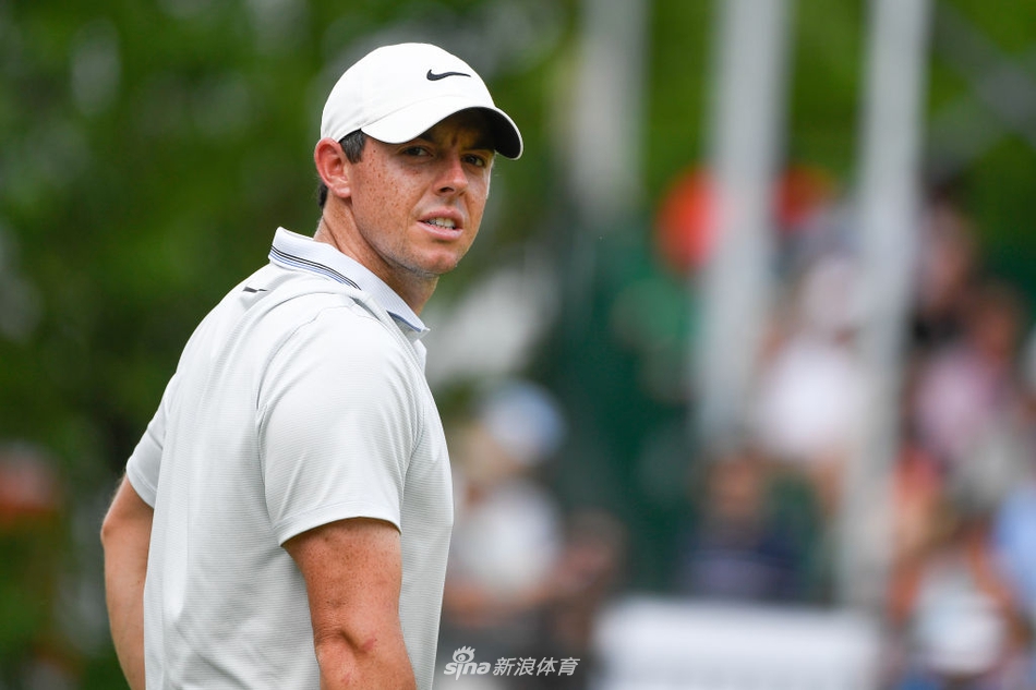 老将简森·杜夫纳在长草中冷静救球,神情坚毅,展现出丰富的赛场经验与不服输的精神。