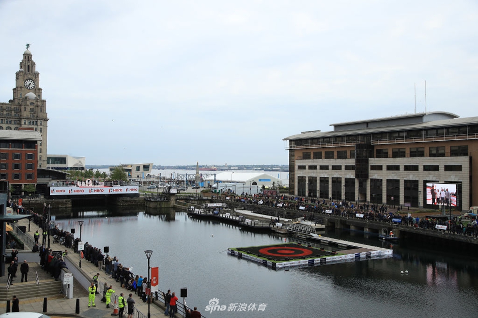 德国高尔夫名将马丁·凯梅尔正在完成一次精准的上杆动作，目光锐利地锁定空中小球。