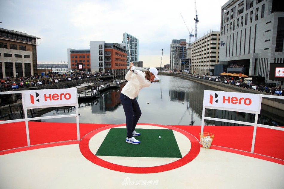 挑战赛冠军汤米·弗利特伍德高举奖杯，笑容灿烂，身旁的查莉·赫尔与其余参赛球手一同鼓掌祝贺。