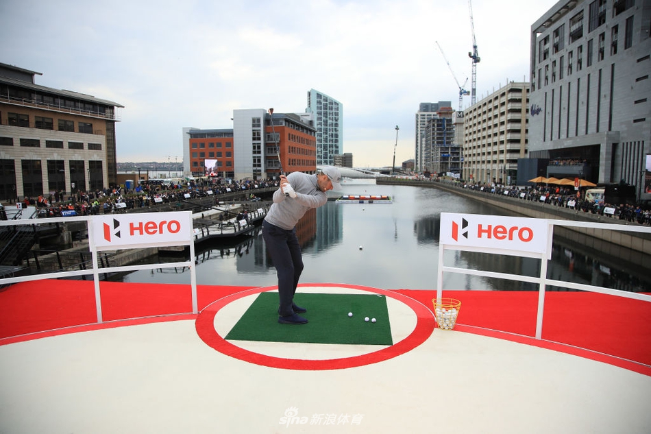 汤米·弗利特伍德在比赛中再次挥杆，身体充分扭转，力量与技巧完美结合。