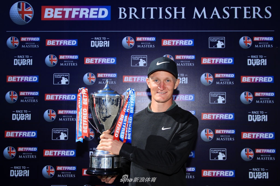 东道主汤米·弗利特伍德面带微笑，亲手将沉甸甸的冠军奖杯递给年轻的冠军金霍特，两人目光中充满尊重。