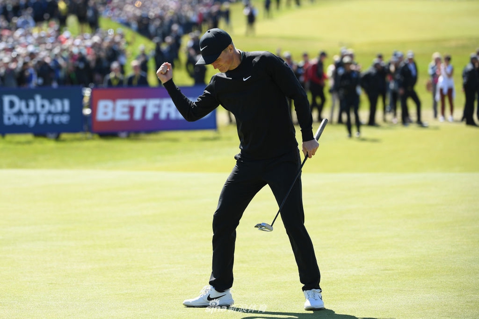 冠军金霍特在签名区认真地为球迷签名，脸上带着谦和的微笑，展现出冠军的亲和力。