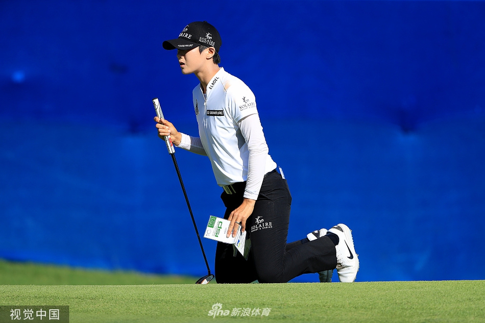 美国球员姜孝林在果岭边进行切杆，她表情认真，评估着球与洞杯之间的每一寸地形，准备打出精妙的一击。