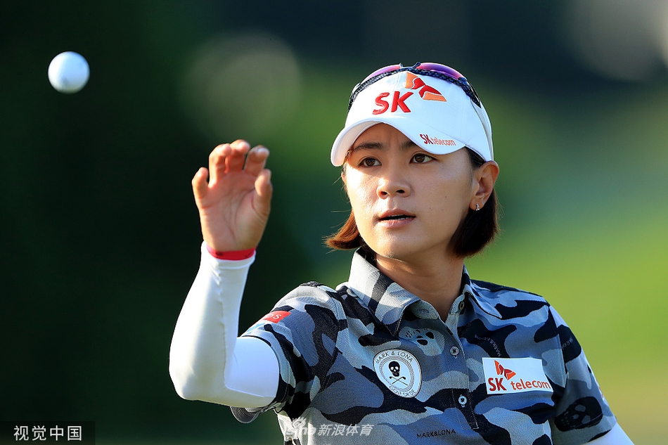 韩国名将崔罗莲在比赛中前行，她与球童交流着下一杆的策略，展现了球场上的团队合作与深思熟虑。