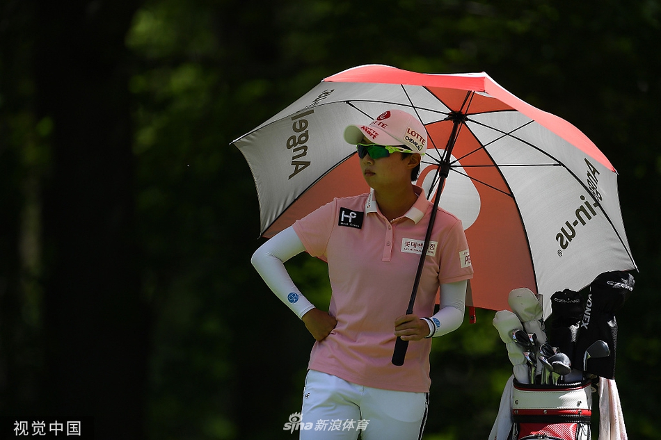 卢艺林在果岭上俯身轻推，阳光洒在年轻的面庞上，专注的眼神里充满了对胜利的渴望。