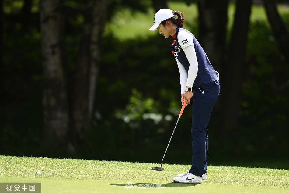 阿瑞雅大力开球瞬间，球杆划出有力弧线，力量与技巧在这位泰国球星身上完美结合。