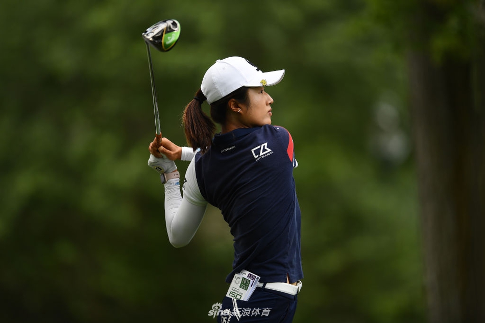 冯珊珊在开球台上从容准备，背景是刺莓溪开阔的绿野蓝天，展现了中国高尔夫领军人物的沉稳气场。