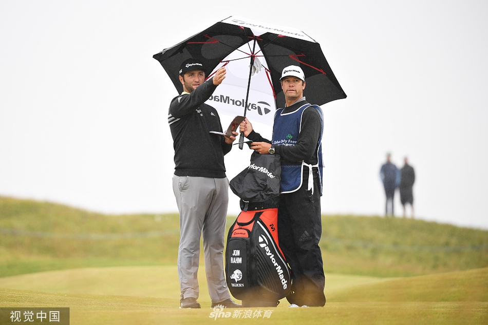 观众聚集在 iconic 的景观洞旁，屏息凝神观看球员挑战高难度击球