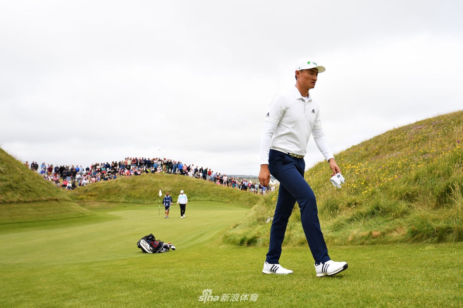 英格兰名将汤米·弗利特伍德在长草中奋力一击，金发随风扬起，姿态充满张力