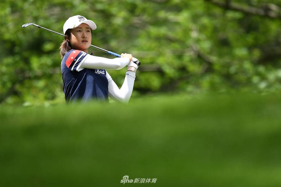朴城炫在刺莓溪球道潇洒挥杆，阳光勾勒出她专注而自信的侧影，世界第一的风采展露无遗。