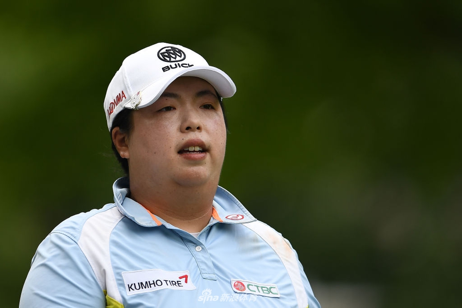 冯珊珊俯身仔细阅读果岭推杆线路，神情专注，仿佛正在解读一幅通往胜利的地图