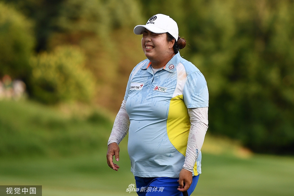 冯珊珊冠军自拍时刻，她手持奖杯俏皮微笑，镜头记录下荣耀背后最轻松愉悦的瞬间