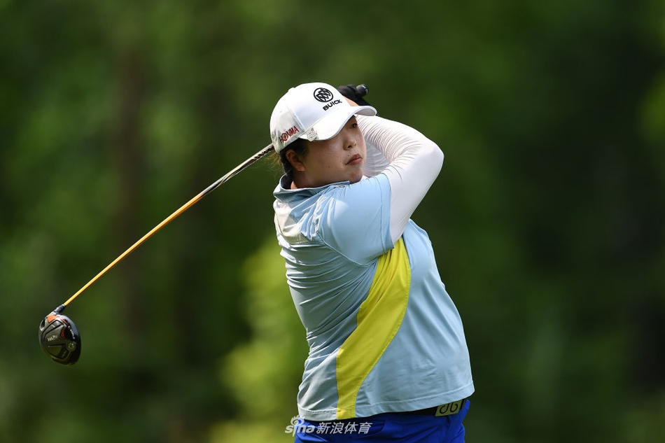 冯珊珊在球道上优雅流畅地完成全挥杆，身姿挺拔如松，动作充满力量与美感