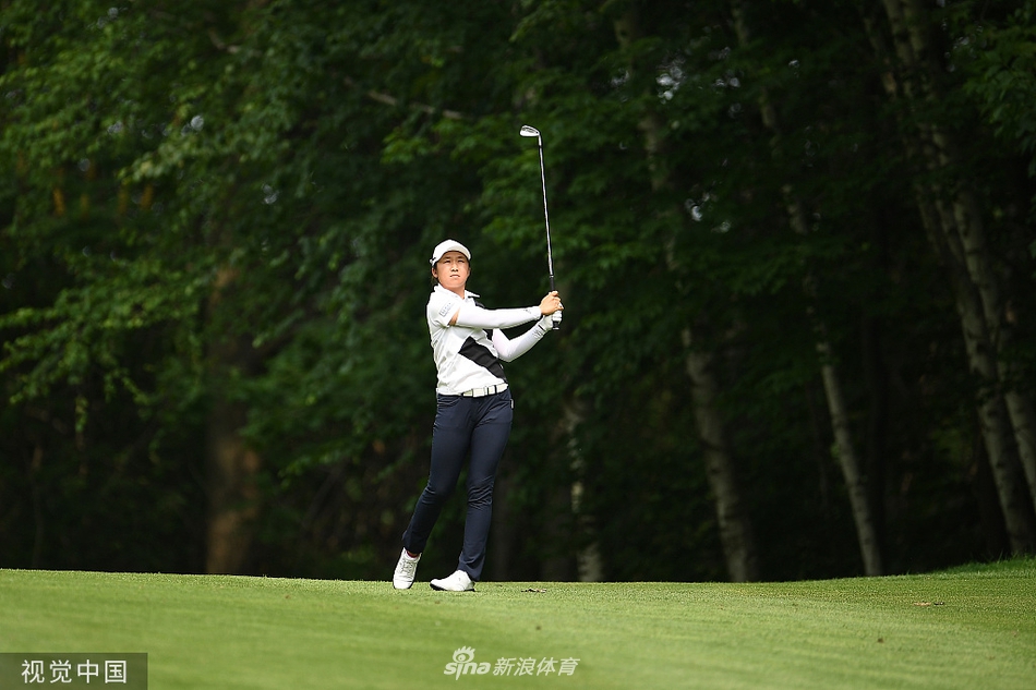 冯珊珊身着冠军战袍手持奖杯站在领奖台中央，四周彩带飘落，享受属于她的万众欢呼与荣耀时刻