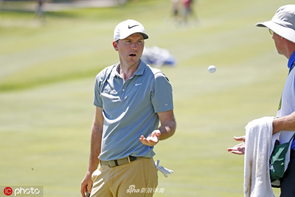 比赛过程中，球童与球员并肩站在球道上，共同商讨策略，体现了两人之间深厚的信任与团队合作。