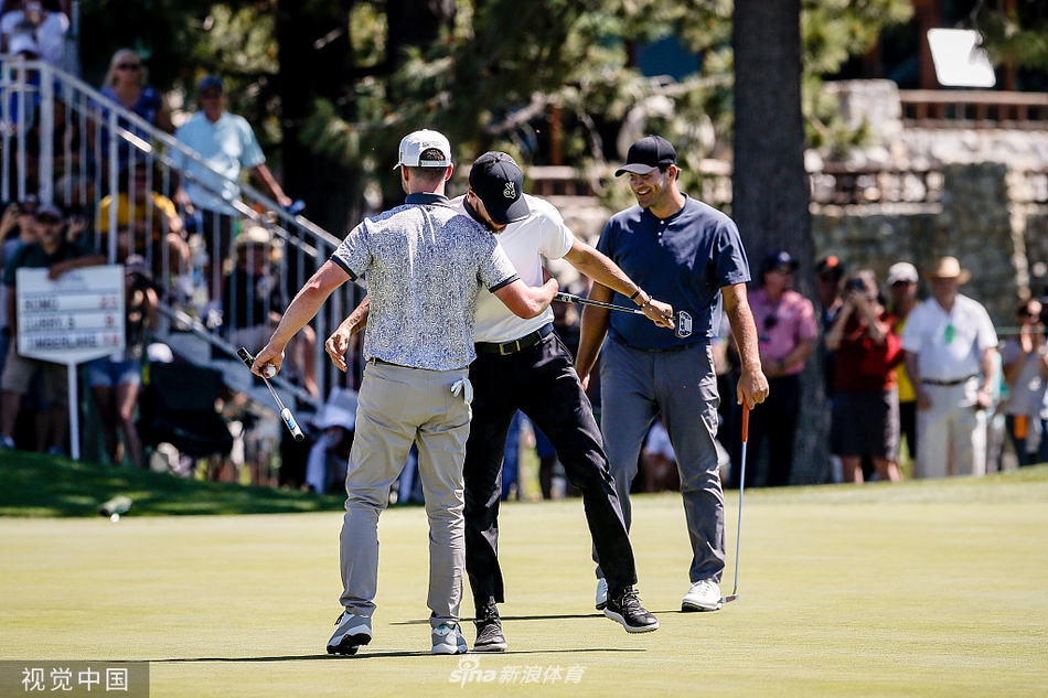 比赛现场热闹非凡，众多球迷围在绳索外围观，背景是茂密的树林与晴朗的天空，充满嘉年华般的欢乐气氛