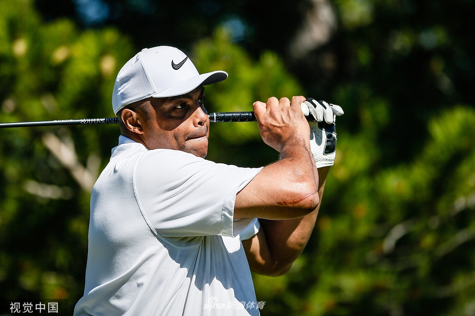 库里在全神贯注地推击，他屈膝俯身，眼神锐利地锁定脚下的高尔夫球与球洞的连线