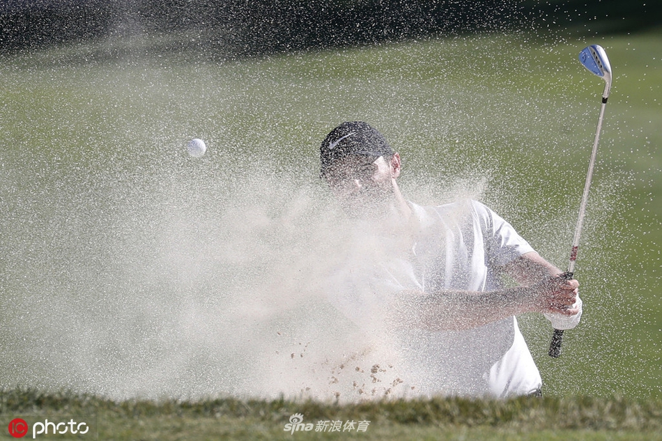 球员在夕阳下完成收杆动作，身影被拉长，金色的阳光为激烈的比赛增添了一抹宁静的浪漫色彩。