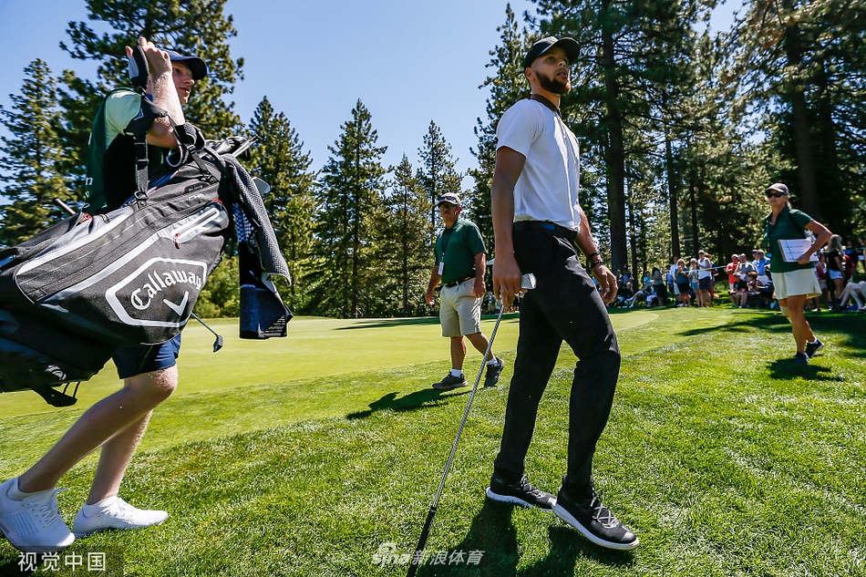 贾斯汀汀布莱克正准备击球，他神情专注地凝视着地上的小球，握杆姿势标准而稳定