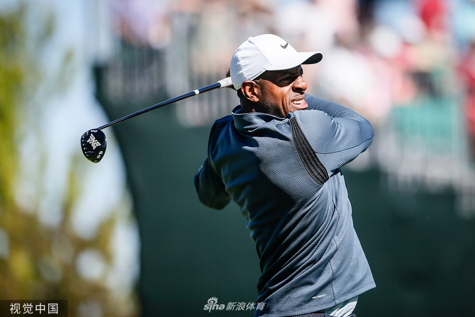 库里与贾斯汀汀布莱克在球道上并肩行走，两人面带轻松笑容，仿佛正在分享一个有趣的玩笑