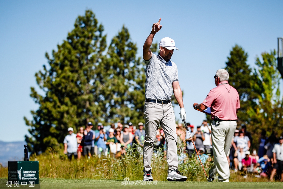 库里挥杆动作的瞬间抓拍，他完成了一次完整的转体收杆，动作优雅流畅，彰显其高超的高尔夫球技巧