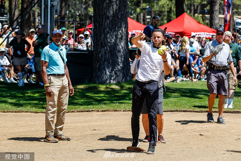库里在果岭上仔细查看推击路线，他单膝跪地，用手感受草皮的坡度与速度