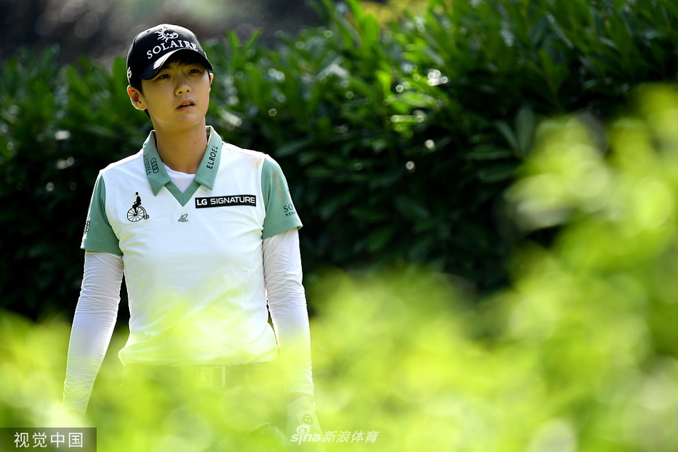 莱克西-汤普森全力开球,身体扭转如满弓,展现惊人的爆发力