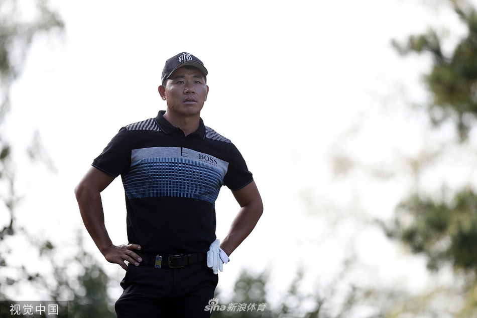 瑞典山丘高尔夫球场全景，起伏的球道与宁静的湖泊森林构成一幅美丽画卷