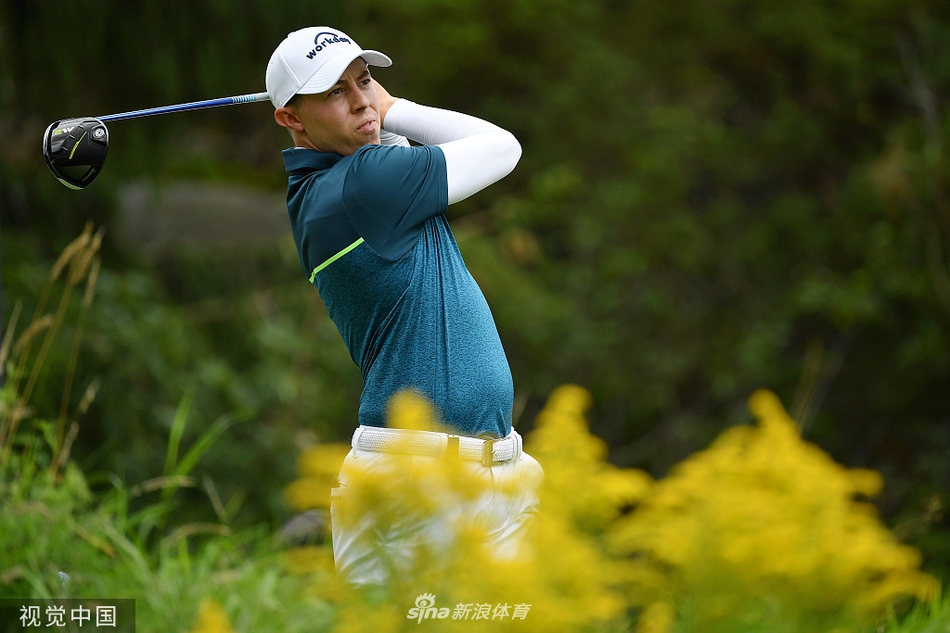 白政恺在长草中冷静处理困难球位，姿态沉稳，尽显大将之风