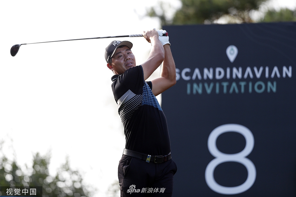 马修·菲茨帕特里克在球道上优雅挥杆，身姿挺拔，球划出完美弧线飞向果岭