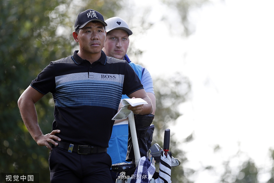 吴阿顺在瑞典山丘高尔夫体育俱乐部果岭上专注观察推杆线路，表情沉着自信