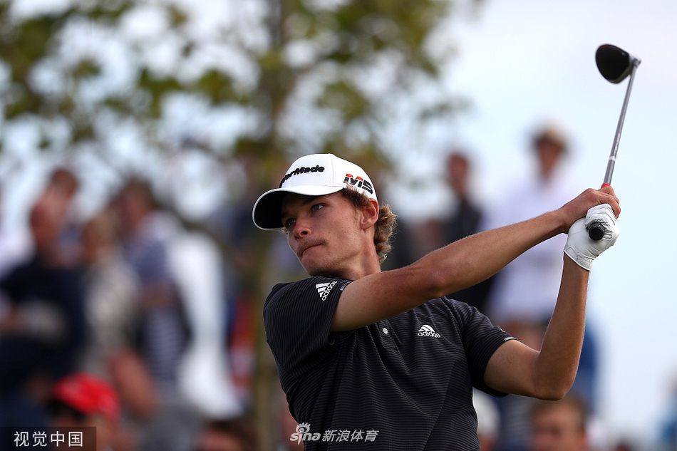 荷兰公开赛决赛轮，加西亚在果岭边细致观察推杆线路，凝神思考