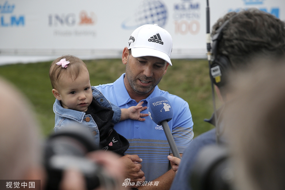 加西亚怀抱荷兰公开赛冠军奖杯，与家人一同在果岭上分享胜利的喜悦